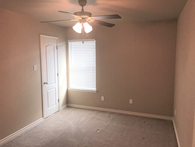 Building Photo - Beautiful 3 Bedroom, 2 Bath Duplex Near Cl...