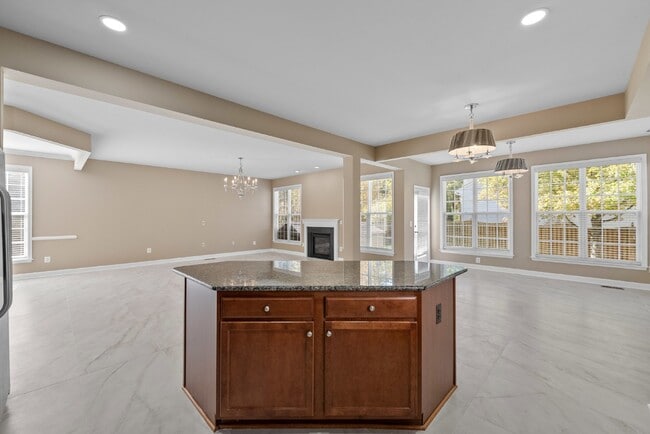 Building Photo - Embrace Elegant Living in Gainesville!