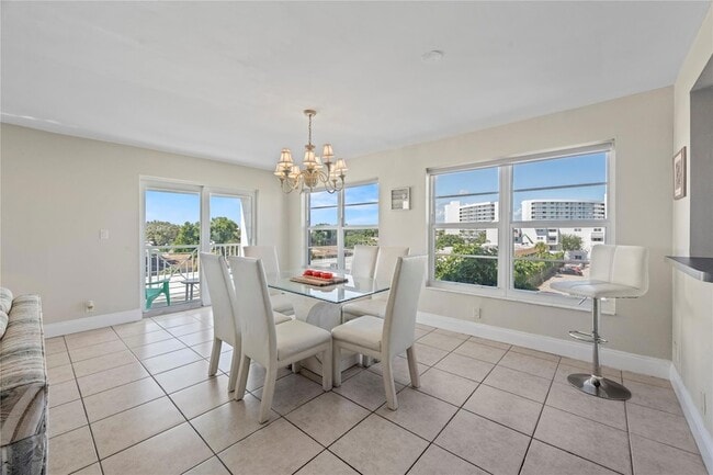 Building Photo - 2860 NE 14th St