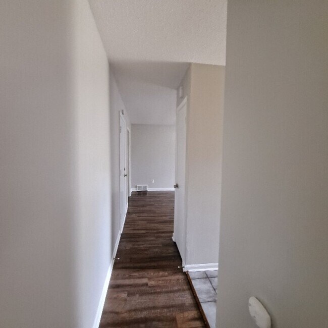 Building Photo - Great Duplex Unit In The Heart of Memphis