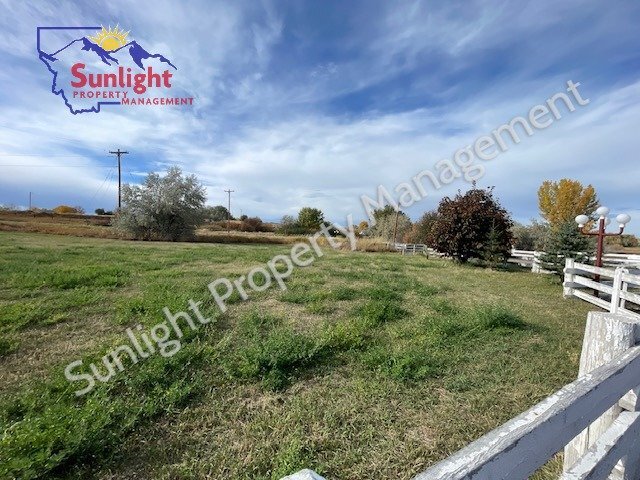 Building Photo - Horse Property - 3 bed 3 bath with ample s...