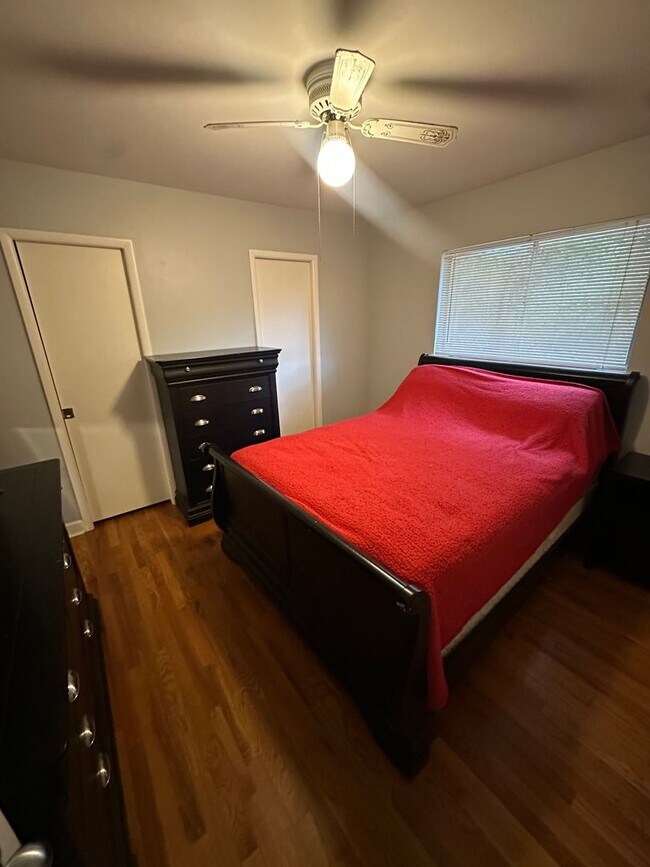 Building Photo - Brentwood - 3 bedroom, 1.5 bathroom, 1 car...