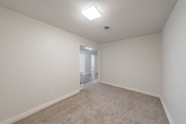 Building Photo - Spacious 5 Bedroom Home with Walk-Out Base...