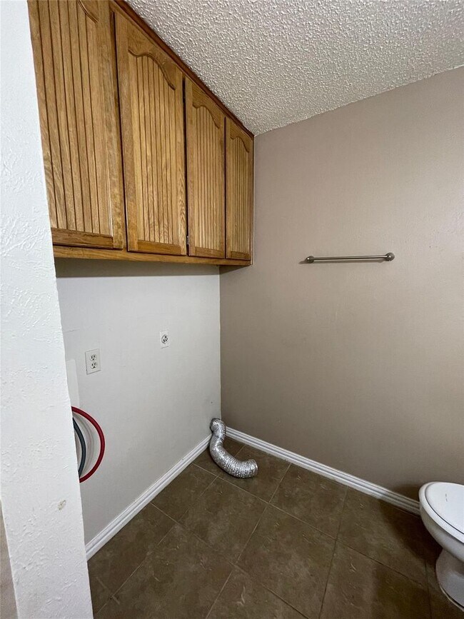 Building Photo - 6601-6603 Laura Ann Court