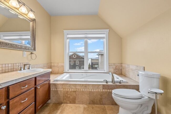 Building Photo - Quintessential West Seattle Townhome with Air Conditioning