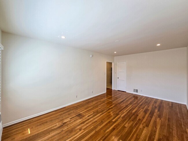 Building Photo - Charming Studio - Prime Los Feliz Location!