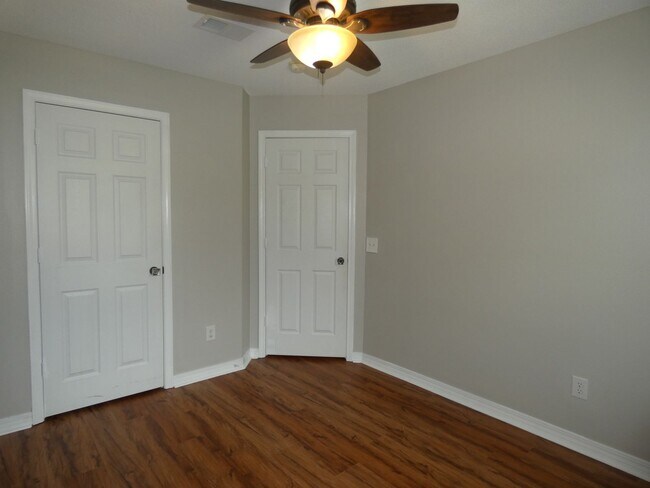 Building Photo - Charming Brick Home - Stonebrook