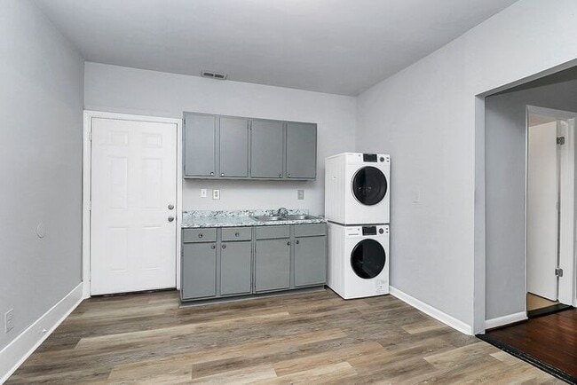 Building Photo - Charming 2nd Floor 2BD/1BA Unit on Pecan Ave!