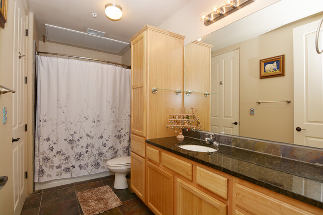 Building Photo - Highly Desirable Alameda Compound Condo!