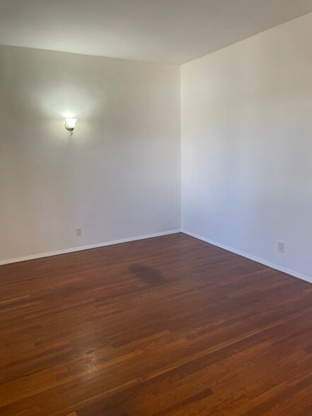 Building Photo - 407 Riverdale Dr