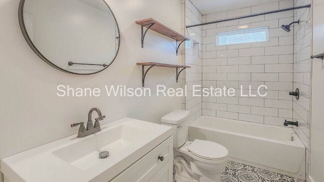 Building Photo - Beautiful 3 bed/ 2 bath home!! Newly remodeled with all updated appliances. Fenced in back yard!!