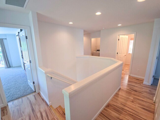 Building Photo - Gorgeous 4 Bedroom Lake Stevens Home in Cr...