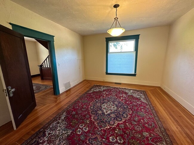 Building Photo - 4 Bedroom Home Just Outside Of Albany With Plenty Of Parking.