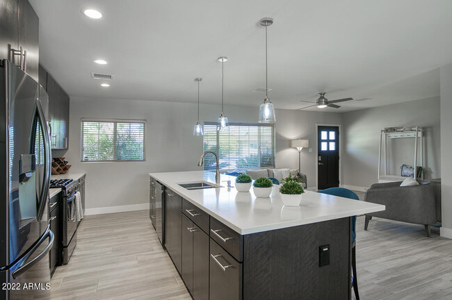 Building Photo - 4233 E Mulberry Dr