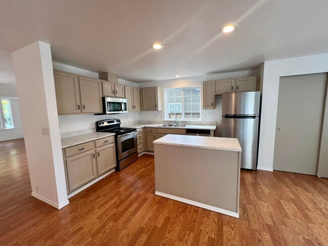 Building Photo - Move-In Special! Remodeled Rambler with La...