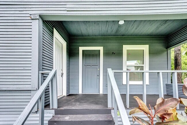 Building Photo - 425 E Sears St