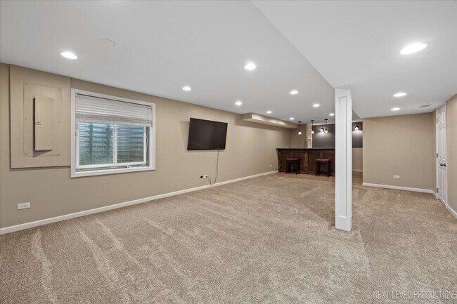 Building Photo - 706 Versailles Pkwy