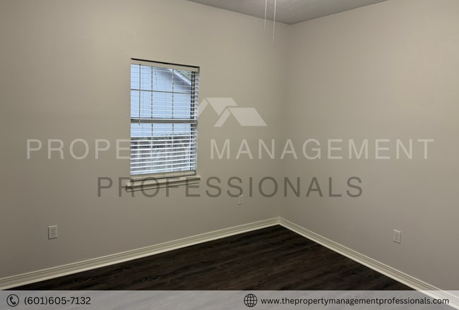 Building Photo - Renovated beauty near the country club and golf course!