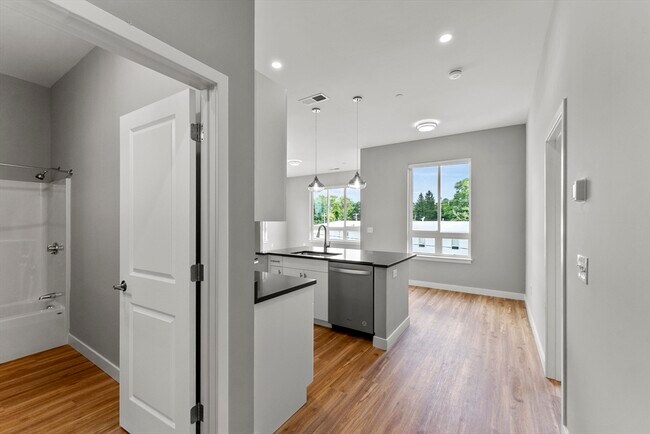 Building Photo - 999 Main St