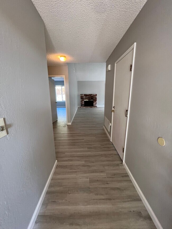 Building Photo - Newly Updated 4/2 Home! Remodeled Bathroom...