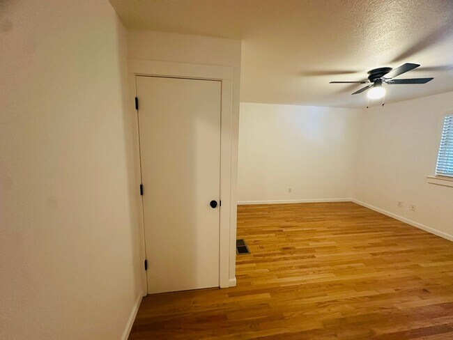 Building Photo - Spacious 1 Bedroom in Downtown Sacramento Where Convivence Is KEY! CALL Today To Schedule a Showing!