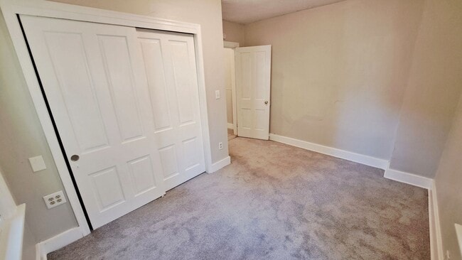 Building Photo - 3 Bed / 1 Bath Single Family Home