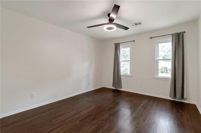 Building Photo - 3480 Tanbark Ct NE
