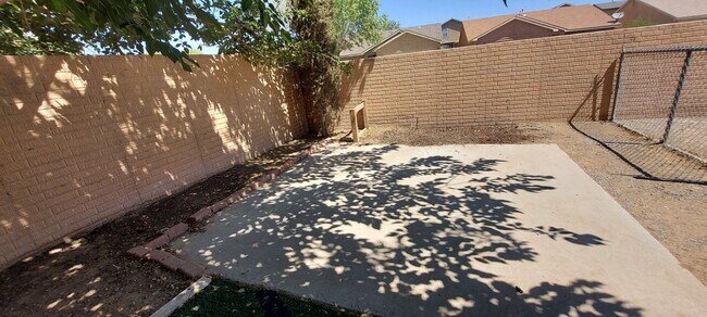 Building Photo - Desert Jewel