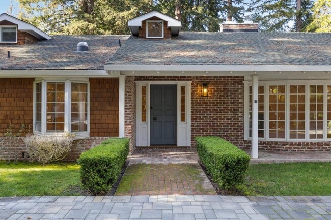 Building Photo - 216 Valparaiso Ave