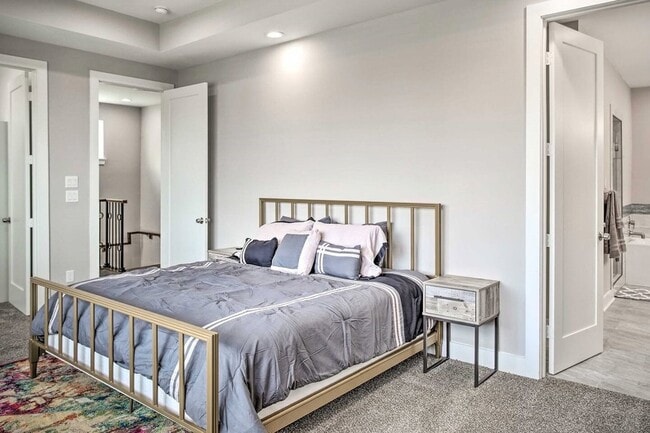 Building Photo - 6403 Bowling Green St