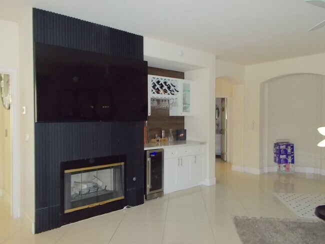 Building Photo - Stunning Fully Remodeled Luxury Home in Peccole Ranch