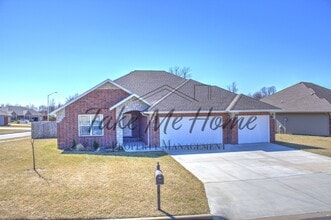 Building Photo - Springfield Schools with Strafford Address!