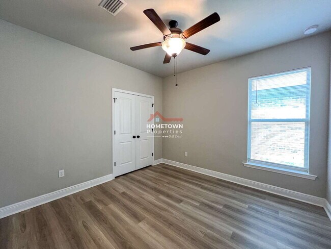Building Photo - Beautiful 3 bedroom home centrally located...