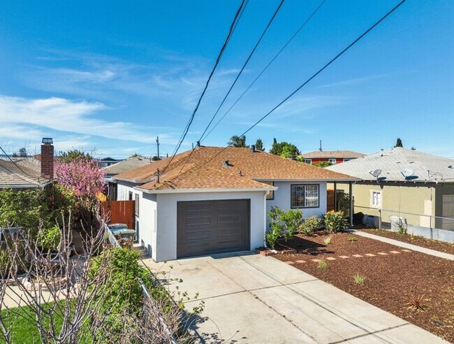 Building Photo - Beautifully Remodeled 3 Bedroom Home Near Stanford & Major Tech Campuses!