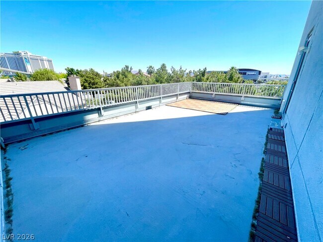 Building Photo - 360 E Desert Inn Rd