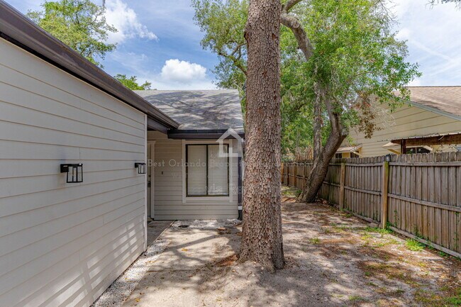 Building Photo - 911 Robinhood Ct