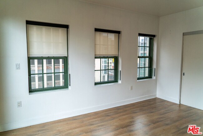Building Photo - 416 S Spring St