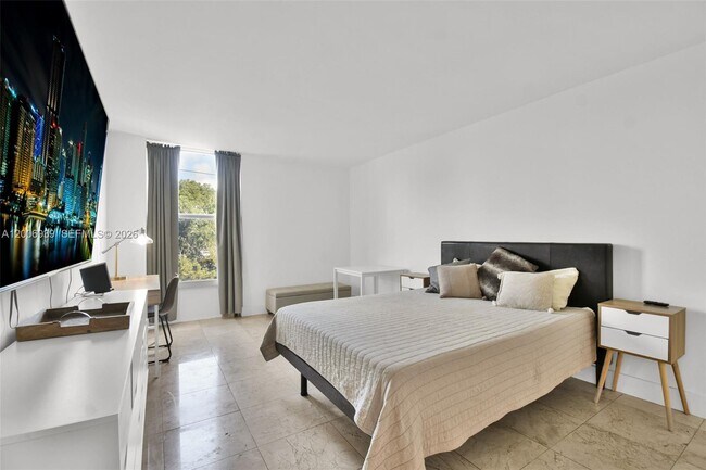 Building Photo - 2000 NE 135th St