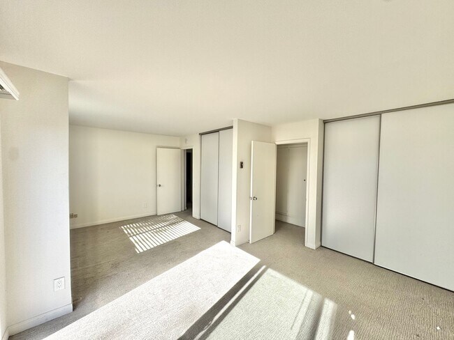 Building Photo - Mid-Century Townhome in Fashion/Mission Valley WEST! 3bd/2ba, garage, laundry, VIEW!