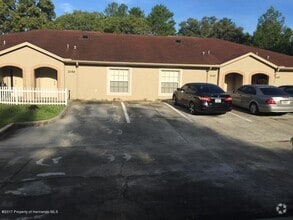 Building Photo - Clean & Bright 2 Bed / 2 Bath