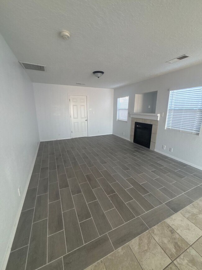 Building Photo - 5 Bedroom House