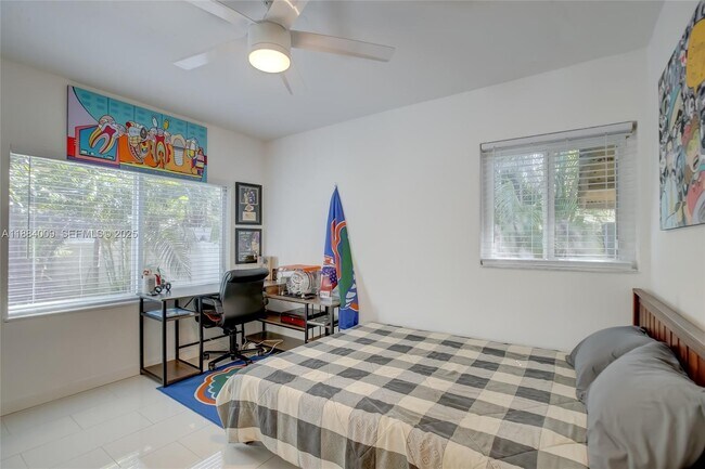 Building Photo - 2601 NE 11th Ct