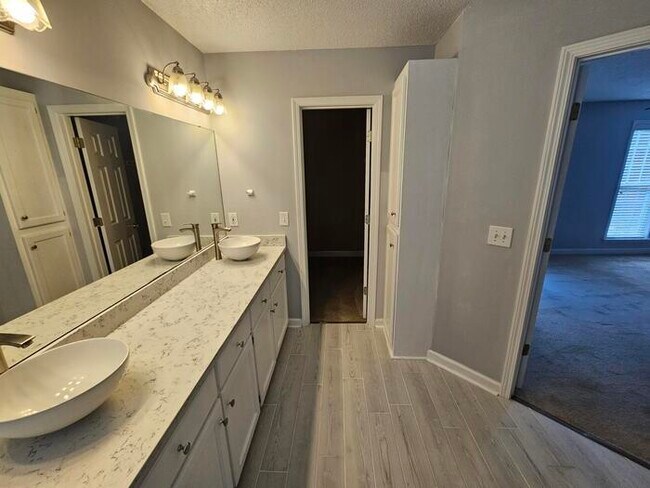 Building Photo - Elgin beauty with large bonus room