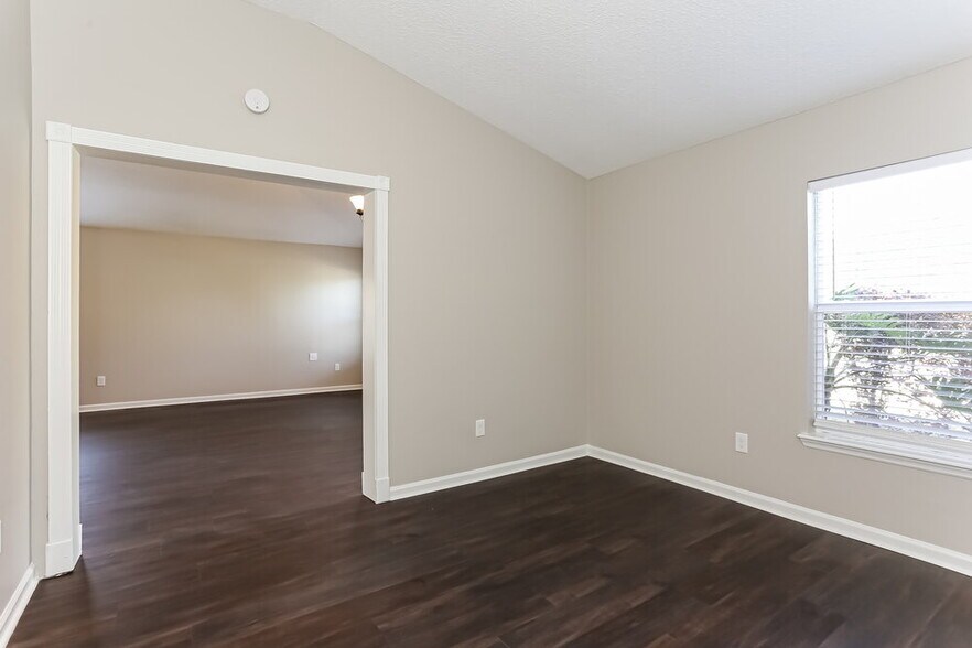 Building Photo - 75245 Ravenwood Dr