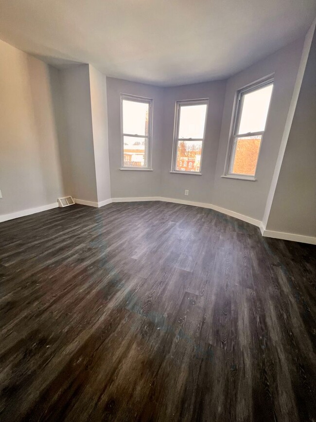 Building Photo - Renovated 4-Bedroom Townhome in Germantown...