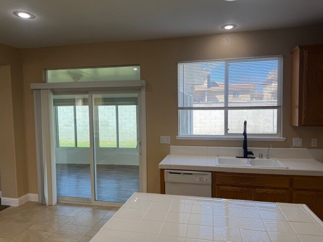 Building Photo - Tracy 3 Bedroom 2.5 Bathroom Home