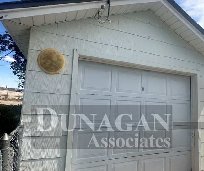 Building Photo - 3 Bed 2 Bath near the Pecos River
