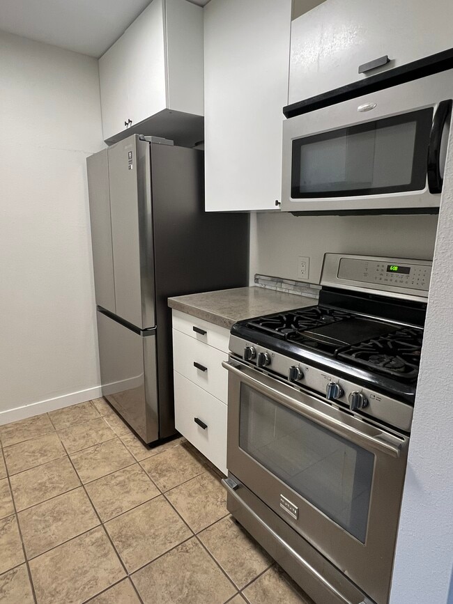 Building Photo - 1168 S Foothill Dr