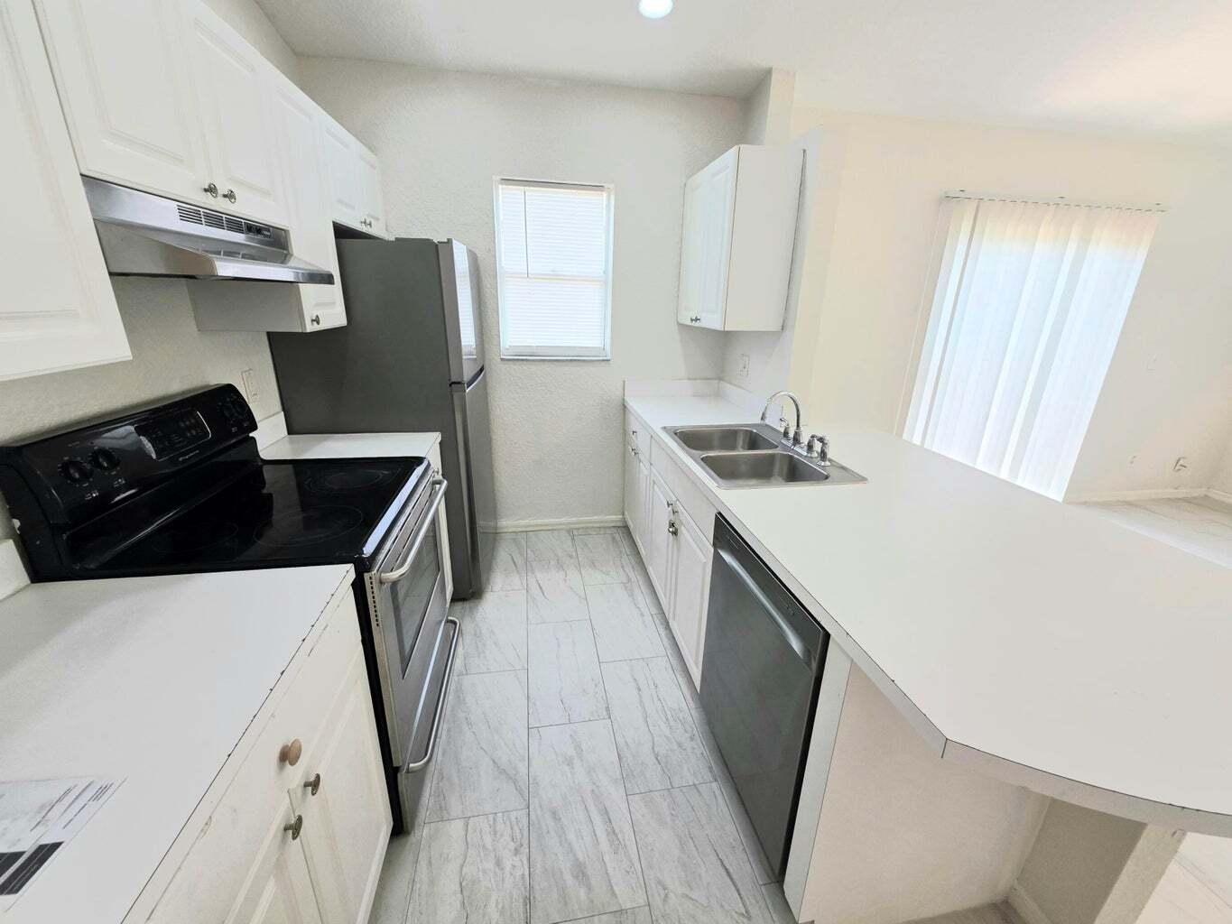 Building Photo - 569 E Ridge Cir N