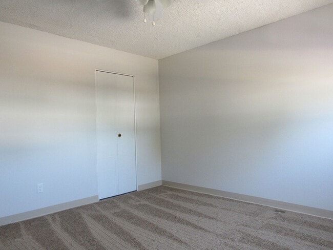 Building Photo - Remodeled Huge 4 Bedroom Townhome
